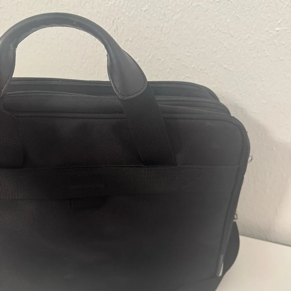 Targus Corporate Traveler Black Professional Laptop Briefcase Shoulder Strap EUC